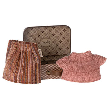 Maileg Strikket Bluse og Nederdel i Kuffert - Bedstemor Mus