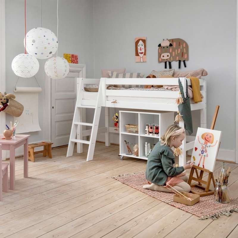 Hoppekids ECO Luxury - Halvhög Säng m. Ryggstöd - Sned Stege (Flera Storlekar) - Vit