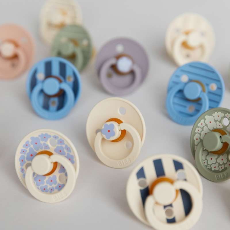 Bibs Rund Colour Napp - strl. 2 - naturgummi - Studio - Jasmine - Fossil Grå 
